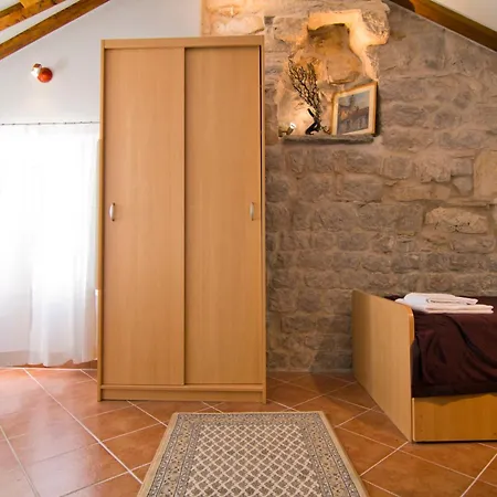 Donika Apartment Komiza