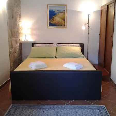 Donika Apartment Komiza